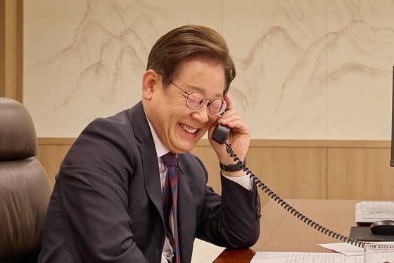 이재명 대통령이 지난 10일 서울 용산 대통령실 청사 집무실에서 시진핑 중국 국가주석과 통화하고 있다. 대통령실