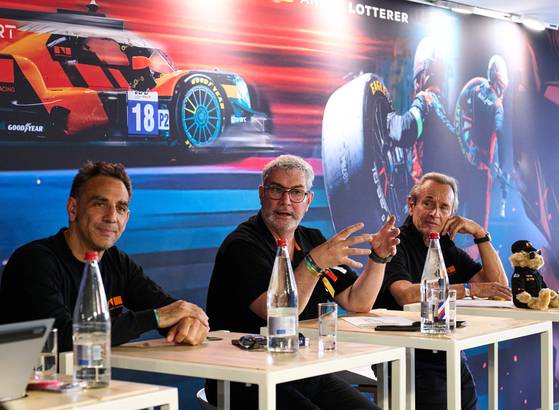 13일(현지시간) 시릴 아비테불 현대모터스포츠법인장 겸 제네시스 마그마 레이싱 총감독, 루크 동커볼케 현대차그룹 CDO겸 CCO 사장, 재키 익스 제네시스 브랜드 파트너 겸 GMR 레이싱 어드바이저가 프랑스 르망에서 열린 '르망 24시' 행사장에서 인터뷰를 진행하는 모습. 사진 현대차그룹