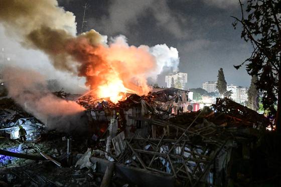 15일(현지시간) 이란의 미사일 보복 공격을 받은 이스라엘 중부의 한 지역. 로이터=연합뉴스