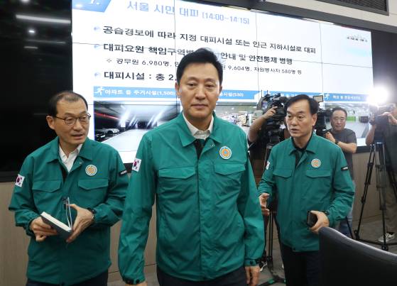 오세훈 서울시장이 서울 중구 서울시청 충무기밀실에서 열린 을지연습 연계 공습대비 민방위 훈련에서 관계자들로부터 상황을 보고받고 있다. [사진 공동취재단]