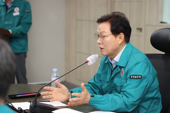 박완수 경남지사가 11일 청록색 민방위복을 입고 ‘2025년 여름철 풍수해ㆍ폭염 대책 점검회의’를 진행했다. [사진 경남도]