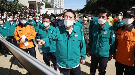 태풍 힌남도로 피해가 발생한 경북 포항시를 방문했던 윤석열 당시 대통령. [사진 대통령실통신사진기자단]
