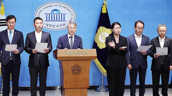 더불어민주당 장경태(왼쪽부터), 김용민, 민형배, 강준현, 김문수 의원이 11일 서울 여의도 국회 소통관에서 검찰청법 폐지법안, 공소청 신설법안 등 검찰개혁을 위해 발의한 법안들에 대해 설명하고 있다. 연합뉴스