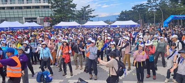 ▲ 경포해변 중앙광장에서 진행된 다함께 걷기 축제 준비 운동 모습. 강릉시 제공