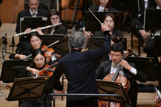 지난 13일 경주 예술의전당에서 열린 베토벤 음악 공연에서 정명훈이 지휘봉을 올리며 KBS교향악단을 이끌고 있다.  /사진 출처. 경주문화재단