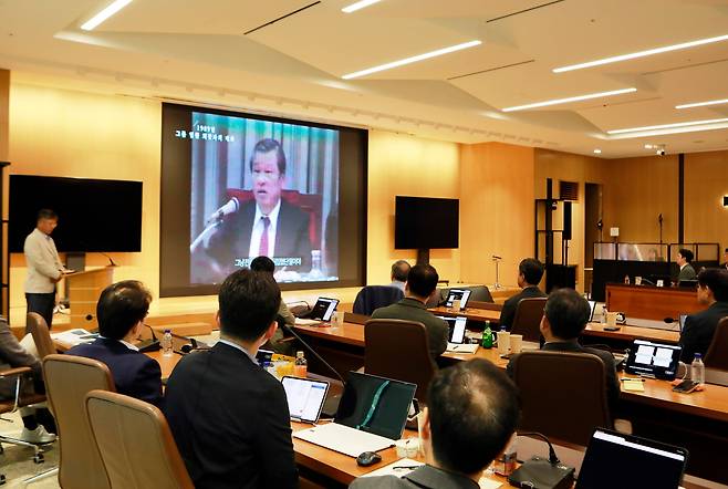 올해 SK 경영전략회의에 참여한 SK 경영진이 최종현 선대회장의 육성을 들으며 SKMS 철학과 정신을 되새기고 있다. 사진=SK