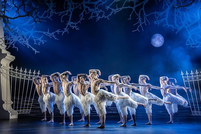 매튜 본의 <백조의 호수> 공연 장면. 고전 발레의 상징과도 같은 우아하고 가녀린 여성 백조 대신 근육질의 남성 백조를 등장시키며 센세이션을 불러일으켰다.   LG아트센터 제공