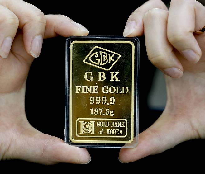 15일 서울 종로구 한국주얼리금거래소 골드팡 종로직영점에서 관계자가 골드바를 들어 보이고 있다. 2025.06.15 문재원 기자