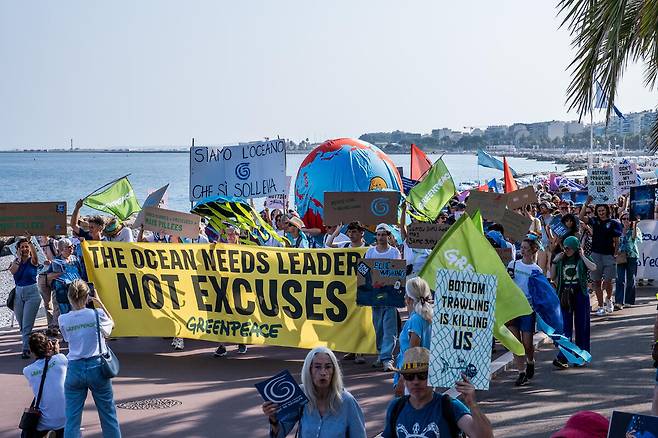 제3차 유엔 해양총회(UNOC) 개막 전날인 지난 7일, 각국에서 온 1000여명의 시민들이 프랑스 니스에서 열린 ‘블루행진’(Blue March)에 참석해 강력한 해양 보호를 촉구했다. 그린피스 제공