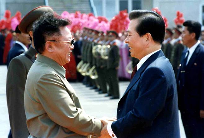 김대중 대통령과 김정일 국방위원장이 2000년 6월 평양 순안공항에서 악수하고 있다. 경향신문 자료사진