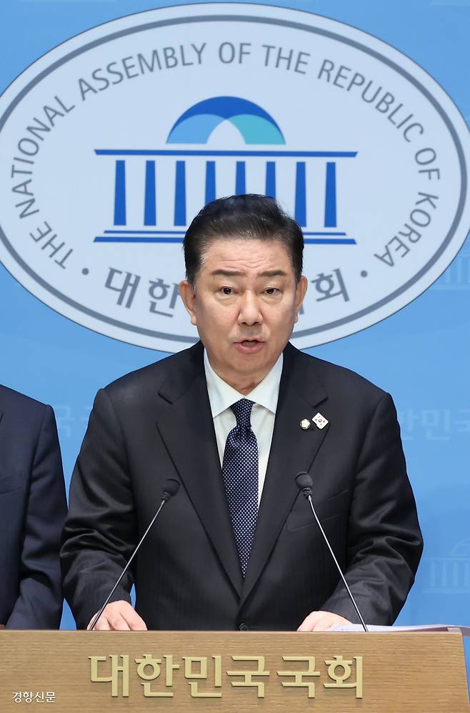 원내대표단 인선 발표 김병기 더불어민주당 신임 원내대표가 15일 국회 소통관에서 원내대표단 인선을 발표하고 있다. 한수빈 기자