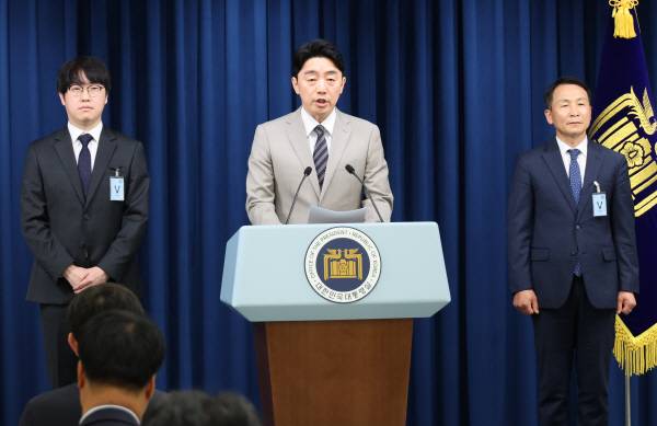 강훈식 대통령비서실장이 15일 서울 용산 대통령실에서 인선 발표를 하고 있다. 왼쪽부터 하정우 AI미래기획수석, 강 비서실장, 김현종 국가안보실 1차장. 2025.6.15