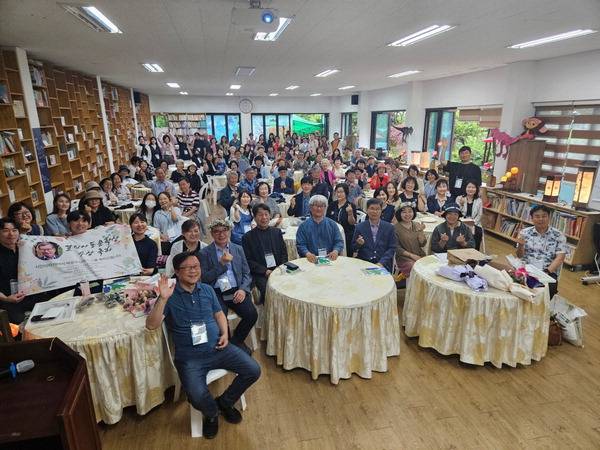 지난 14일 경남 고성군 대가면 연지리 동시동화나무의 숲에서 제15회 열린아동문학상 시상식이 열리고 있다. 이날 부산을 비롯한 전국에서 아동문학가 100여 명이 이곳을 찾아 수상자인 박승우 동시인, 정은경 동화작가에게 축하를 보내며 시상식을 즐겼다.