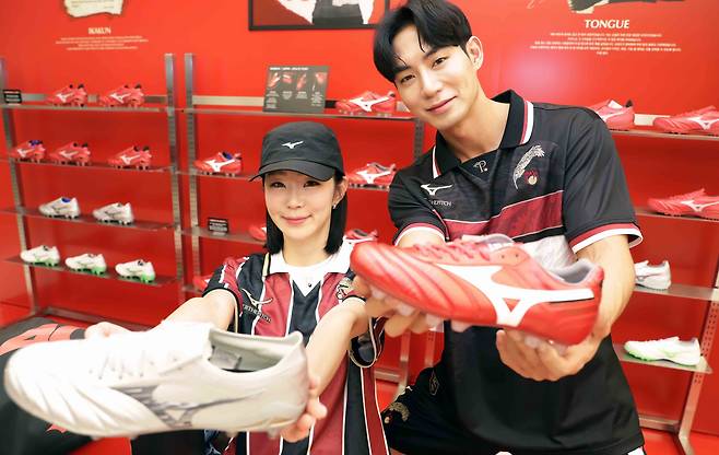 Shinsegae Department Store announced on June 15 that it is hosting a pop-up store in collaboration with global sports brand Mizuno to mark the 40th anniversary of the iconic Morelia football boots. The event is being held on the eighth floor of its Gangnam branch and will run through June 26. [NEWS1]