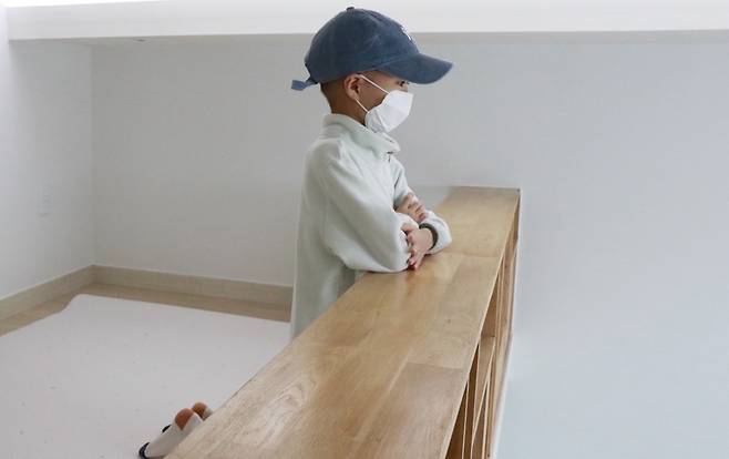 희귀질환 난치병 환아 가족들에게 '병원 옆 쉼터'를 제공하는 공익법인 초록나무가 2023년 12월 첫 문을 연 서울 은평구의 1호 쉼터의 개소식을 한 아이가 바라보고 있다. 초록나무의 김의선 대표의 둘째 아들이자 소아암 환아인 윤호다. 골수 이식 1년 차에 쉼터 개소식에 참석한 윤호는 2층 다락방에서 다른 친구들의 보금자리가 될 공간을 함께 지켜봤다. 김 대표는 치료 중 환아 가족이 모텔이나 원룸을 전전해야 하는 막막한 현실에 보탬이 되기 위해 오피스텔 한 호실을 위탁 기증하는 형태로 쉼터 사역을 시작했다. 초록나무 제공