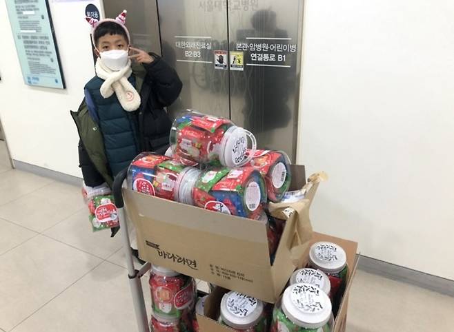 김의선 초록나무 대표의 둘째 아들인 윤호가 서울대병원에서 조혈모세포(골수) 이식 후 퇴원하며 환아와 보호자, 의료진에게 솜사탕을 선물하는 모습. 초록나무 제공