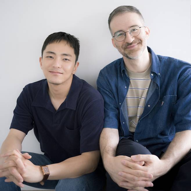 뮤지컬 ‘어쩌면 해피엔딩’의 박천휴(왼쪽) 작가와 윌 애런슨 작곡가   ⓒNHN링크