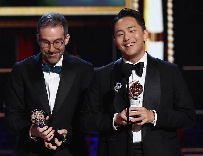 뮤지컬 ‘어쩌면 해피엔딩’의 작곡가 윌 애런슨(왼쪽), 작가 겸 작사가 박천휴가 8일(현지시간) 미국 뉴욕에서 열린 제78회 토니상에서 음악상을 수상한 뒤 소감을 말하고 있다. 로이터연합뉴스