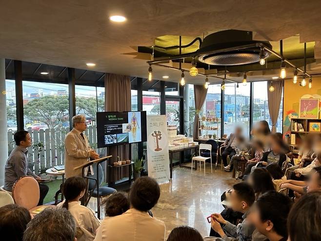 지난해 10월 난치병 16가정을 초대한 초록나무의 작은 음악회 모습. 신희영 전 서울대병원 어린이병원장과 함준수 전 한양대병원장 등 의료진이 참석해 환아 가족들과 이야기를 나눴다. 초록나무 제공