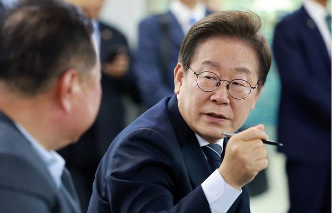 이재명 대통령이 지난 13일 경기도 파주시 장단면 행정복지센터에서 접경지 주민 간담회를 하고 있는 모습. 연합뉴스