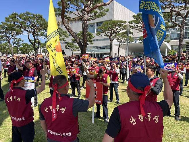 지난 11일 광주 서구 광주광역시청 앞에서 광주 시내버스 노조원들이 집회를 열고 임금 인상을 주장하고 있다. 이은창 기자