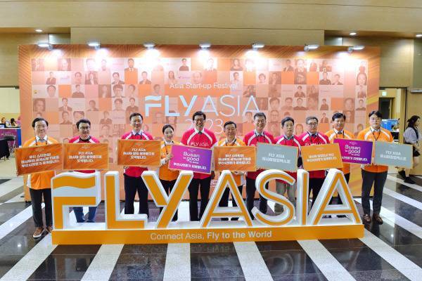 플라이 아시아 참석자들이 개막식에서 손팻말을 들고 있다. 부산시 제공