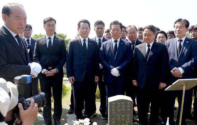 정청래 더불어민주당 국회의원 및 김영록 전남도지사, 강기정 광주광역시장, 지역 국회의원 등 더불어민주당 관계자들이 15일 광주 국립 5·18 민주묘지를 참배하고 있다. 전남도 제공