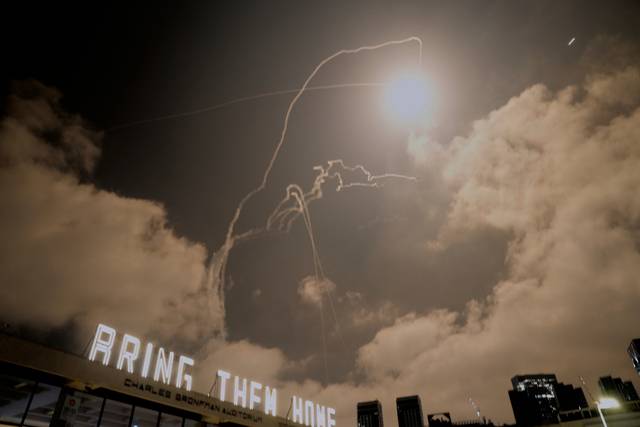 이스라엘이 15일(현지시간) 새벽 아이언돔 등 방공시스템을 활용해 텔아비브 상공의 이란 탄도미사일을 요격하고 있다. 이스라엘은 이날 새벽 테헤란 국방부 청사를 타격하는 등 사흘째 공습을 이어갔고, 이란도 탄도미사일 발사로 대응했다. AP연합뉴스