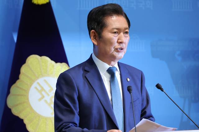 더불어민주당 정청래 의원이 15일 서울 여의도 국회 소통관에서 당대표 출마 기자회견을 하고 있다. 연합뉴스