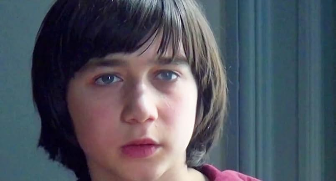 아버지가 사망한 것만으로도 충격받았을 텐데, 아들은 부모 사이에 심각한 수준의 불화가 존재했다는 사실까지 지속적으로 접하게 된다. [출처=IMDb]