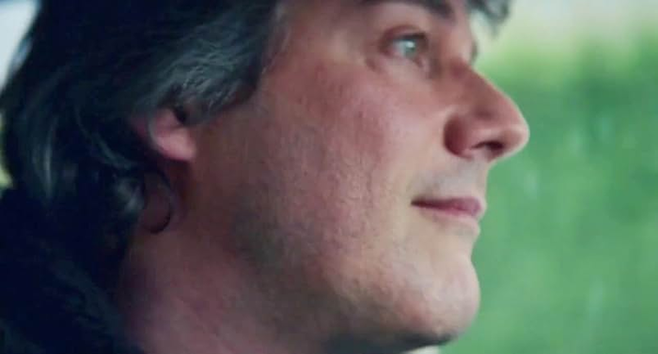 아버지는 아들에게 헌신하는 자기 인생을 안내견의 삶과 동일시하고 있었다. [출처=IMDb]