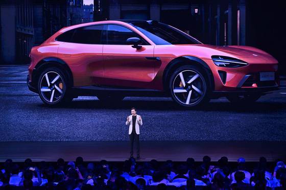 레이쥔 샤오미 최고경영자가 지난달 22일 베이징에서 새 스마트 전기차 YU7를 공개하고 있다. [연합뉴스]