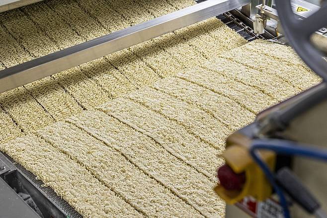 삼양식품 밀양2공장 내 증숙 공정. [사진 출처 = 삼양식품]