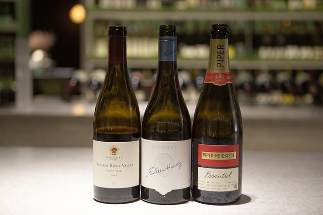 왼쪽부터 하트포드 러시안리버밸리 피노누아, 아일린 샤르도네, 파이퍼하이직 에센셜. 아영FBC