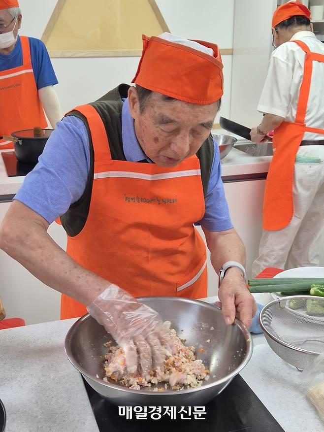 경기 수원시의 서호노인복지관에서 홀몸 남성 시니어 셰프가 요리를 하고 있다. 차창희 기자