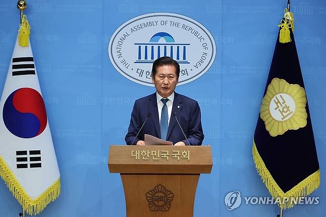 더불어민주당 정청래 의원이 15일 서울 여의도 국회 소통관에서 당대표 출마 기자회견을 하고 있다. [연합뉴스]