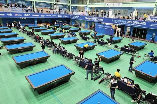 강원도 양구에서 열리는 대한당구연맹회장배 전국3쿠션당구대회를 앞두고 선수와 관계자들이  때아닌 숙소난을 겪고 있다. 부득이한 사정으로 당구대회 개최지가 변경되면서 당구대회 일정(18~22일)이 전국테니스대회, 전국역도선수권과 겹쳤기 때문이다. 사진은 2024년 3월 양구에서 열린 제12회 국토정중앙배 전국당구대회. (사진=MK빌리어드뉴스 DB)