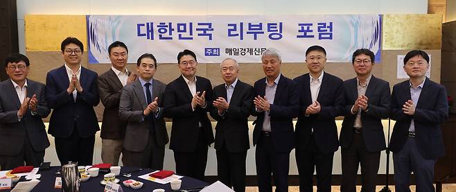 지난달 30일 서울 중구 매경미디어센터에서 열린 제3회 대한민국 리부팅 포럼에서 참석자들이 박수를 치고 있다. 왼쪽부터 손현덕 매일경제신문 대표, 이기원 서울대 푸드테크학과장, 김수민 UCK파트너스 대표, 임유철 PEF운용사협의회 회장, 엄석진 서울대 행정대학원 교수, 황철주 주성엔지니어링 회장, 석창규 웹케시그룹 회장, 이진우 매일경제신문 이사, 송성훈 매일경제신문 산업부장, 김인수 매일경제신문 논설위원. 이승환 기자