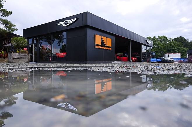 제네시스는 레이싱팀 ‘제네시스 마그마 레이싱’이 프랑스 르망에서 14일부터 15일(현지시간)까지 열린 르망 24시의 ‘LMP2 클래스’에 출전했다고 15일 밝혔다. 사진은 르망 24시 현장 제조사 빌리지에 마련된 제네시스 전시 부스의 모습. 2025.6.15 [현대자동차·기아 제공]