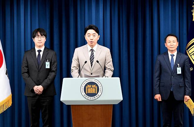 강훈식 대통령비서실장이 15일 서울 용산 대통령실에서 인선 발표를 하고 있다. 왼쪽은 이날 임명된 하정우 AI미래기획수석.  김호영 기자