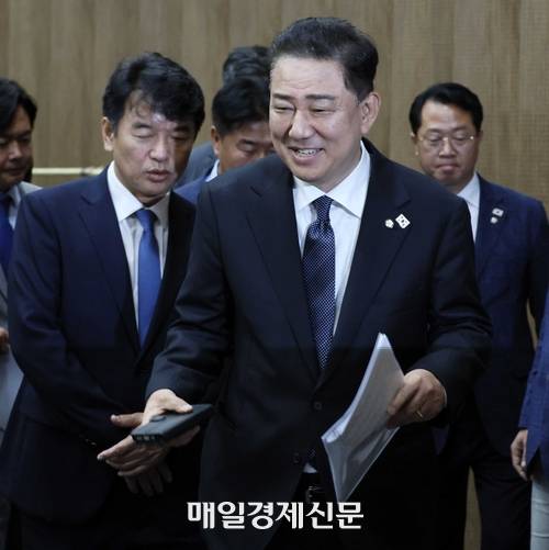 김병기 더불어민주당 원내대표가 15일 오전 서울 여의도 국회 소통관에서 원내대표단 발표 기자회견을 하기 위해 들어서고 있다. 2025.06.15 [김호영 기자]