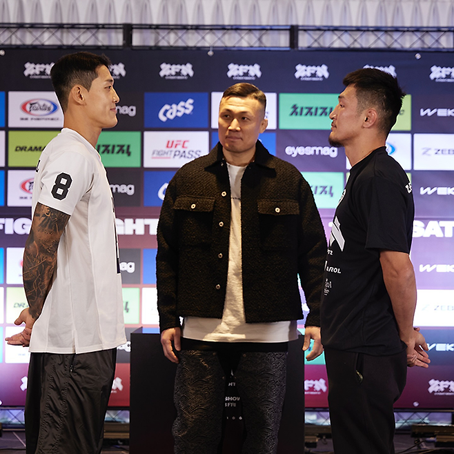 유주상과 가와나 마스토가 2024년 12월 호텔 마리나베이 서울 아라 Z-Fight Night 2 UFC 파이트 패스 메인카드 제5경기 공개 계체 행사에서 마주 보고 있다. 가운데는 ‘코리안 좀비’ 정찬성 ZFN 대표. 사진=MCP ECC