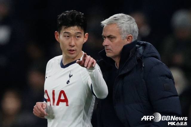 알리 코치 페네르바체 회장이 주제 무리뉴 감독을 위해 준비한 선물은 바로 손흥민이었다. 사진=AFPBBNews=News1