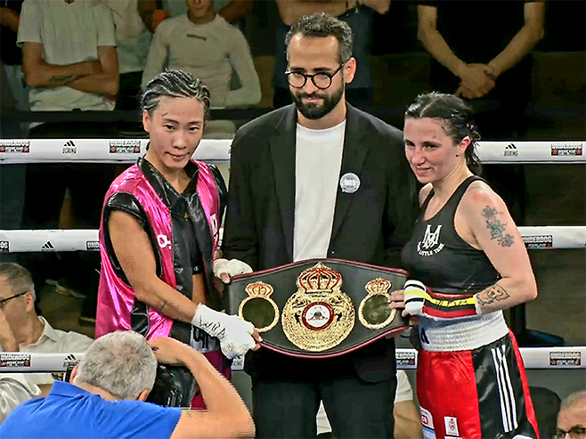 박혜수와 마르티나 베르닐레가 2025년 6월 세계복싱협회 플라이급 골드타이틀매치 무승부 기념 촬영을 하고 있다. 박혜수는 WBA 라이트플라이급 아시아 챔피언, 베르닐레는 전 EBU 플라이급 챔피언이다. 사진=이탈리아복싱연맹(Federazione Pugilistica Italiana) 영상 화면