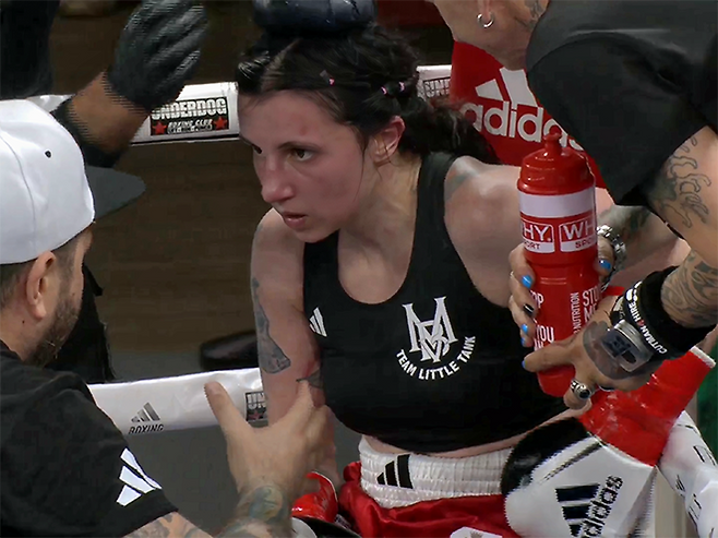 마르티나 베르닐레가 2025년 6월 이탈리아 노바라 ‘팔라이고르 고르곤촐라’ 세계복싱협회 여자 플라이급 골드 챔피언결정전에서 세컨드 지시를 듣고 있다. 베르닐레는 EBU 플라이급 챔피언을 지냈다. 사진=이탈리아복싱연맹(Federazione Pugilistica Italiana) 영상 화면