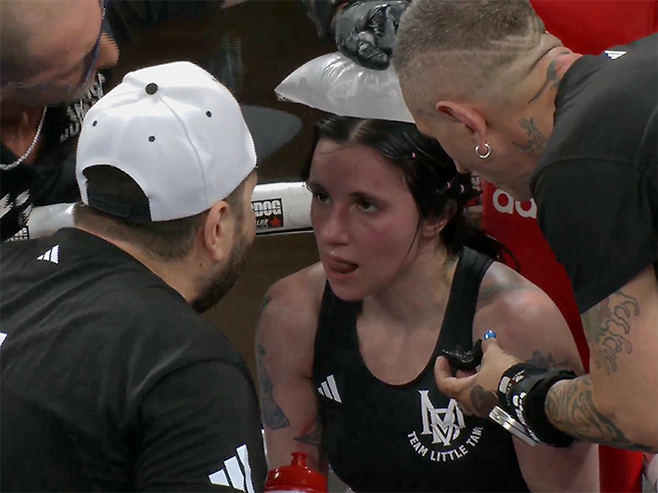 마르티나 베르닐레가 2025년 6월 이탈리아 노바라 ‘팔라이고르 고르곤촐라’ 세계복싱협회 여자 플라이급 골드 챔피언결정전에서 세컨드 지시를 듣고 있다. 베르닐레는 EBU 플라이급 챔피언을 지냈다. 사진=이탈리아복싱연맹(Federazione Pugilistica Italiana) 영상 화면