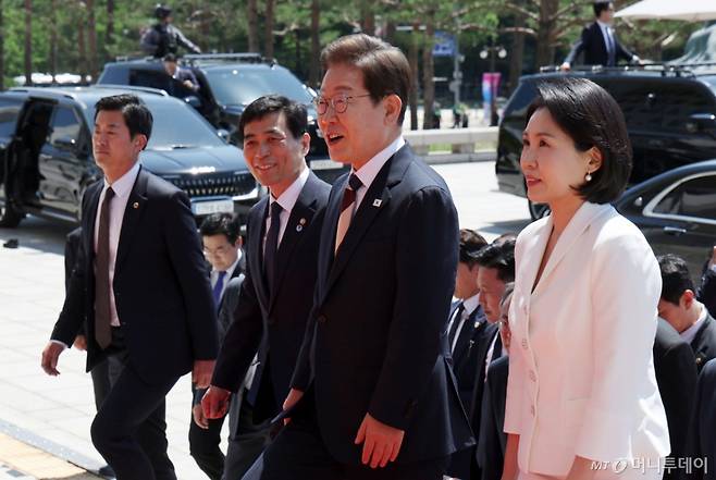 (서울=뉴스1) 국회사진기자단 = 이재명 대통령이 취임 선서를 하기 위해 4일 오전 김혜경 여사와 서울 여의도 국회에 들어서고 있다. 2025.6.4/뉴스1  Copyright (C) 뉴스1. All rights reserved. 무단 전재 및 재배포,  AI학습 이용 금지. /사진=(서울=뉴스1) 국회사진기자단