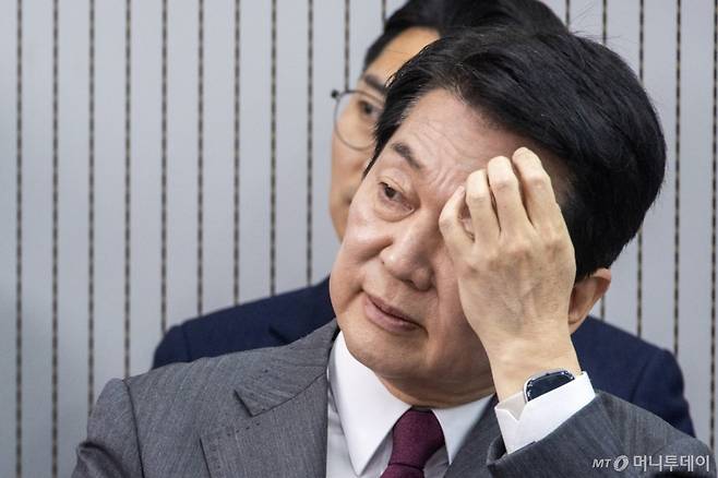 [서울=뉴시스] 국회사진기자단=제21대 대통령후보자 국민의힘 3차 경선 진출자를 발표하는 29일 오후 서울 여의도 국민의힘 중앙당사에서 안철수 후보가 결과를 기다리고 있다.  2025.04.29. photo@newsis.com /사진=