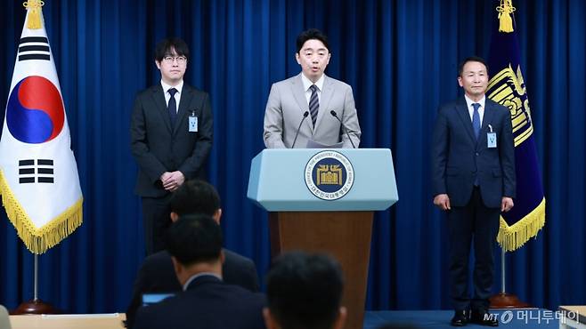 [서울=뉴시스] 고범준 기자 = 강훈식 비서실장이 15일 서울 용산구 대통령실 브리핑룸에서 인선 발표 관련 브리핑을 하고 있다. 왼쪽부터 하정우 AI미래기획수석, 강 비서실장, 김현종 안보실 1차장. 2025.06.15. bjko@newsis.com /사진=고범준