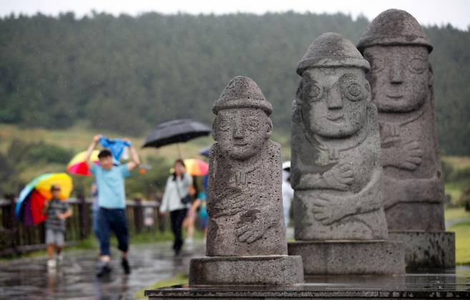 올해 첫 장맛비가 내리는 지난 12일 오전 제주 서귀포시 대정읍 송악산 둘레길에서 우산을 쓴 관광객들이 걸어가고 있다./사진=뉴시스.
